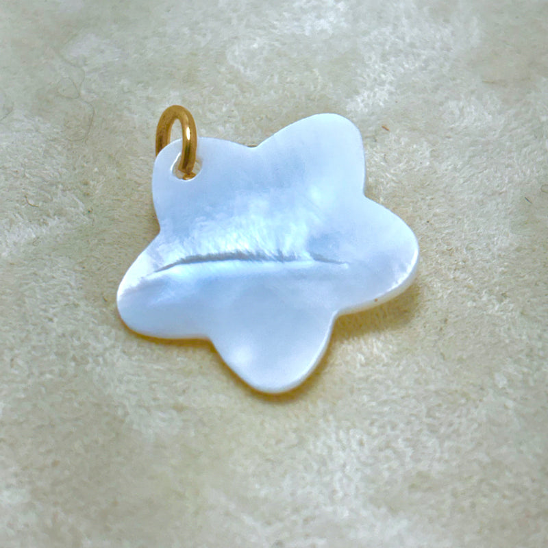 Mother of Pearl Flower Pendant, 24mm
