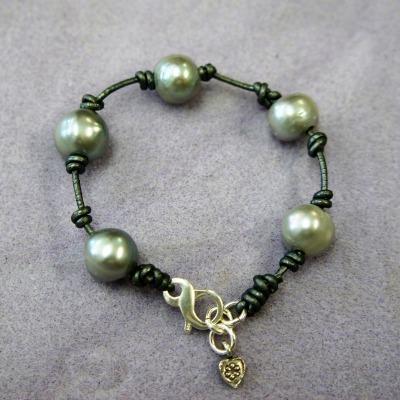 How to Make a Pearl and Leather Knotted Bracelet